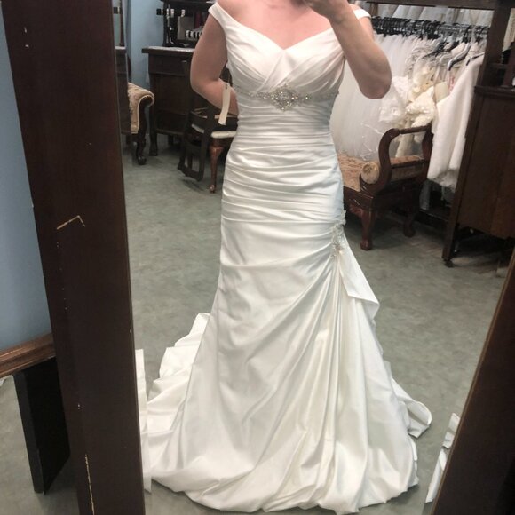 SAMPLE Satin Wedding Dress, Empire Mermaid Fit & Flare Sexy, Off-the-Shoulder - Picture 4 of 6